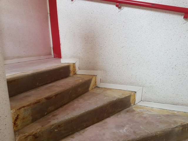 Cage d’escalier à Saint-Laurent-Blangy avant rénovation